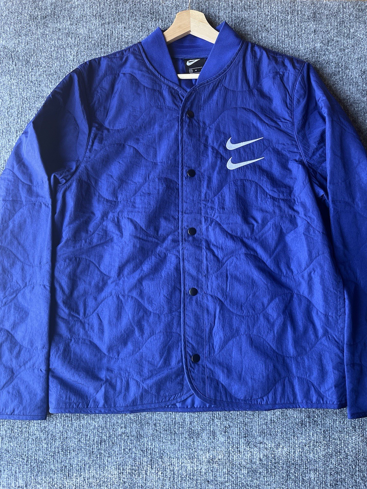 SACAI X NIKE NIKE SPORTSWEAR SWOOSH GIACCA TRAPUNTATA UOMO TAGLIA M CU3922 455 DODGER BLU