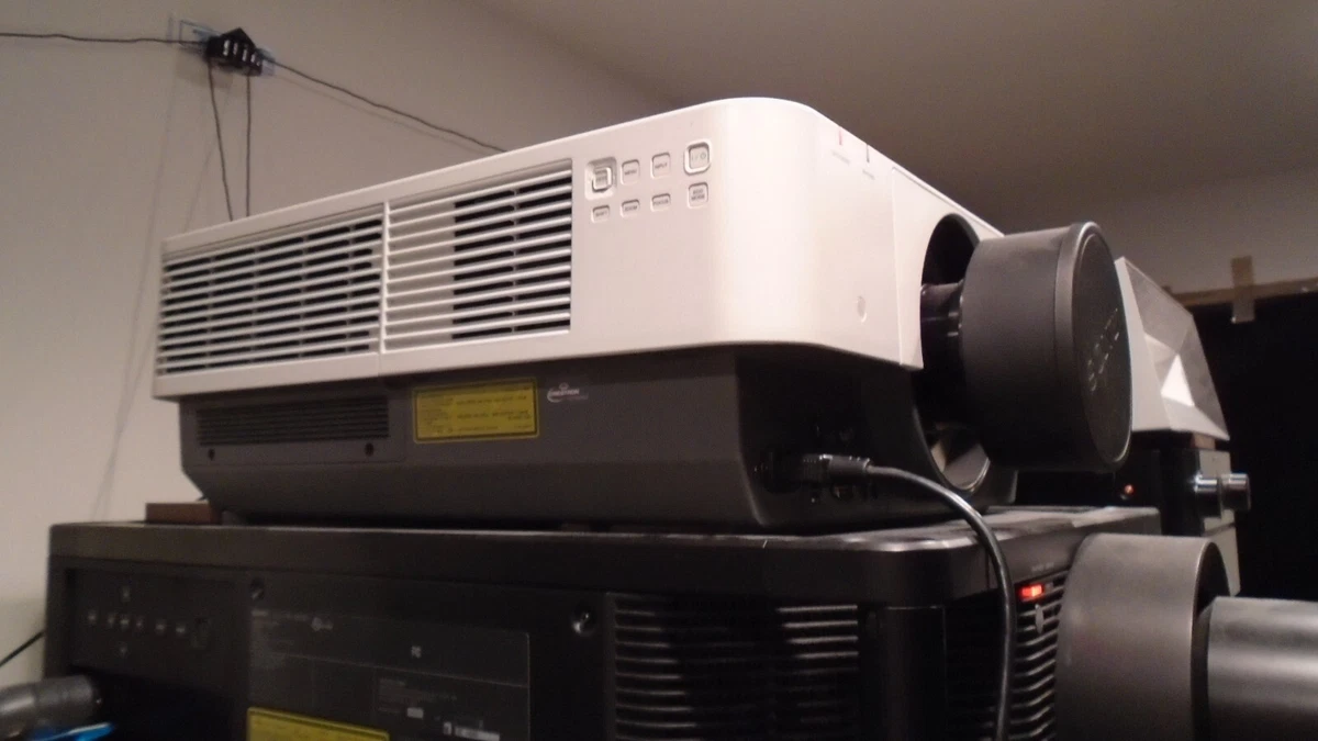 Sony VPL-FHZ700L Movie Projector 7000 lumens 1080P WUXGA VPLL-Z4011 Lens  not 4k