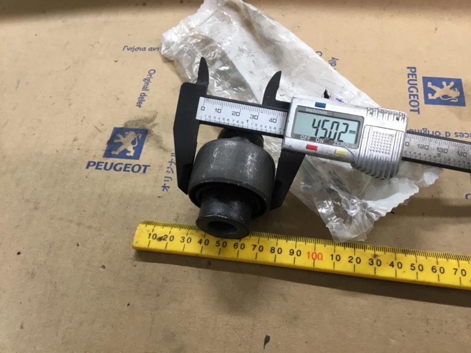 PEUGEOT 406 BUJE TRASERO EJE INFERIOR MONTAJE JUNTA CASQUILLO ORIGINAL OE 364041 Foto 3 de 4