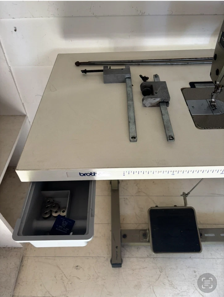 Toyota LS2-AD140 Sewing Machine industrial with foot machine and table - Image 4 of 4