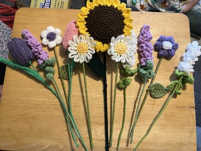 Saisonale handgehäkelte Blumen 