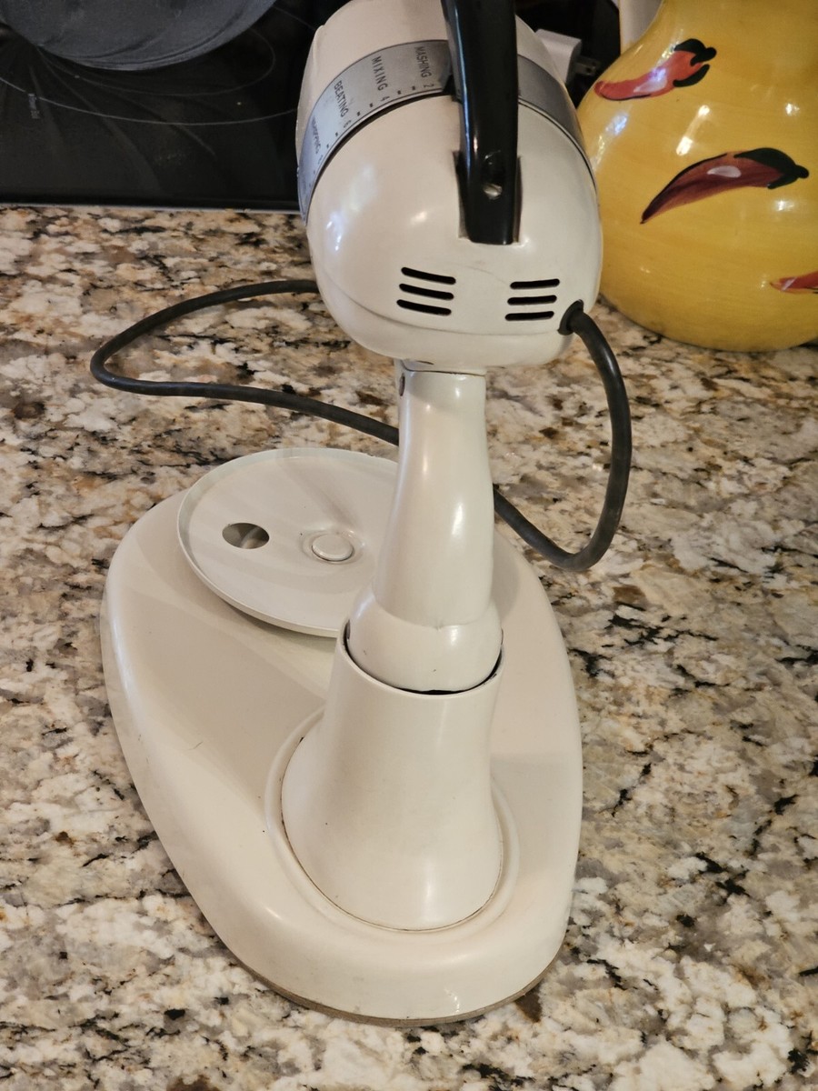 VTG 1950's DORMEYER MIXWELL Stand Mixer w/2 milk glass Orig. Bowls