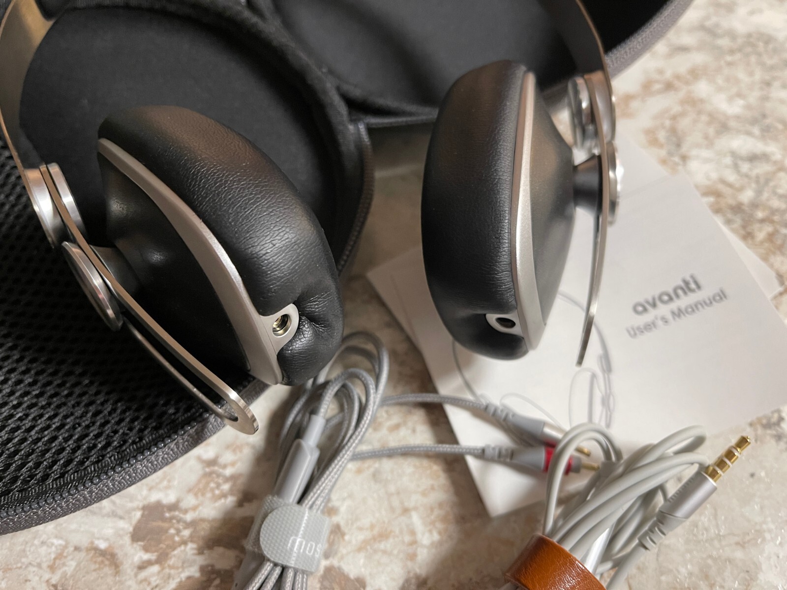 Moshi Avanti On-Ear Headphones in Onyx Black Lightly Used Excellent Condition  -image