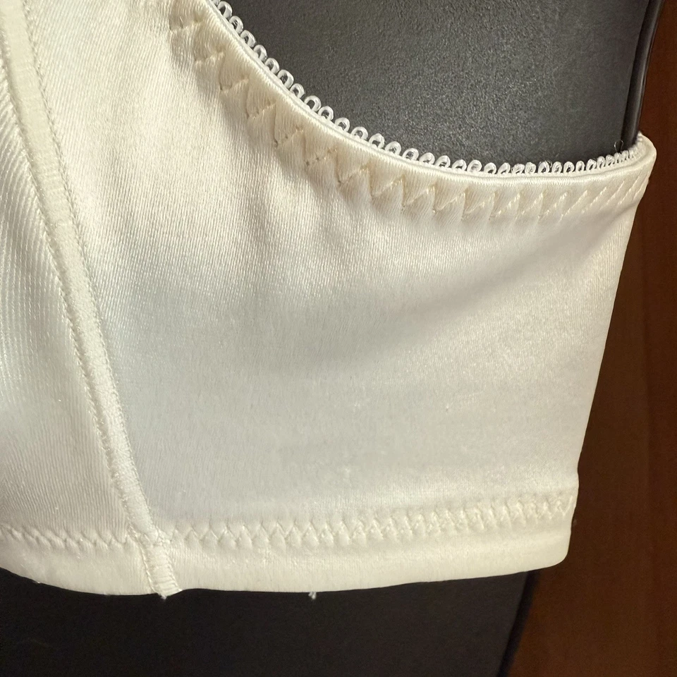 Sujetador vintage Bali 34C nailon satinado segunda piel inalámbrico blanco sedoso brillante Foto 4 de 4
