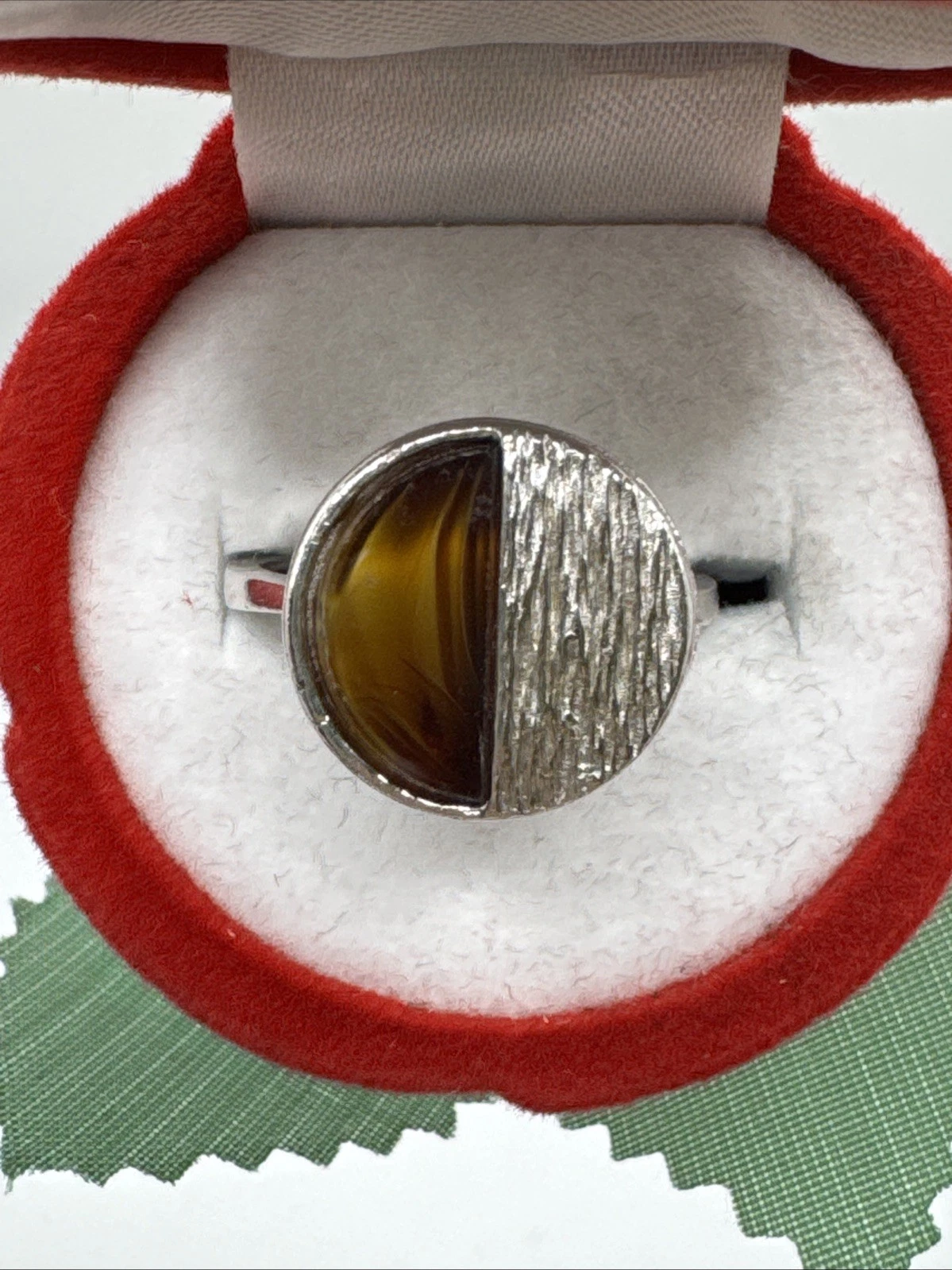 Bague vintage fantaisie argenté avec pierre marron et strass. Taille 53.