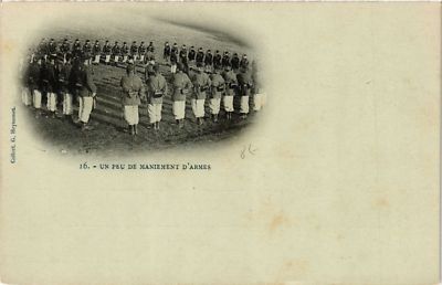 CPA AK Militaire - Un Peu de Maniement d'Armes (698635)