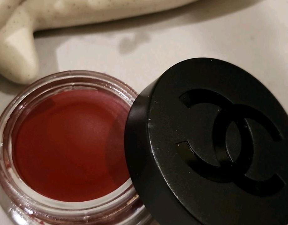 Chanel No 1 de Chanel Lip and Cheek Balm In BERRY BOOST