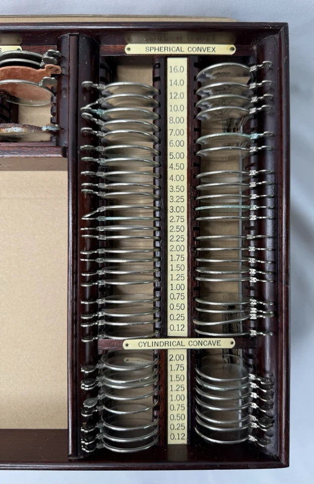 JUEGO DE LENTES DE PRUEBA OPTOMETRISTA ÓPTICO AMERICANO DE COLECCIÓN ANTIGUO CASI COMPLETO RARO Foto 3 de 4