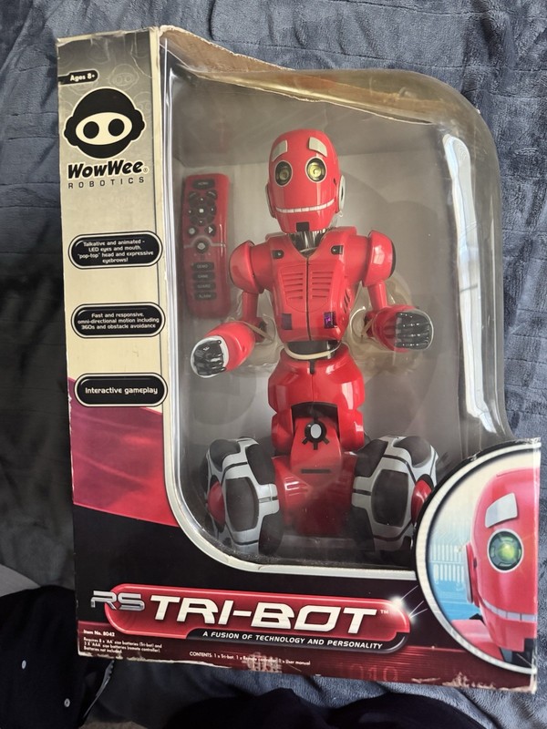RS Tri-Bot WowWee Red Robot W/Remote- NEW Original Box 8042 FULL SIZE 13" Tall