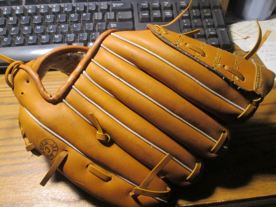 Baseball Glove for a LEFT HANDER Thrower. Rawlings RBG155 Andre Dawson