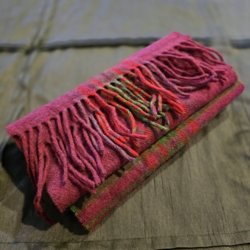 Bufanda de lana de cordero John Hanly, Irlanda - púrpura fucsia, verde y rojo 9,75" x 72" - Imagen 8 de 8