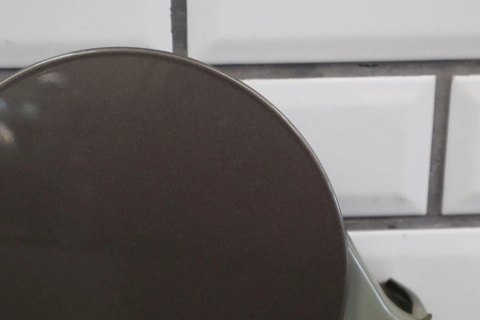 07-14 Chevy Suburban Tahoe OEM puerta de combustible Mocha acero metálico GHA Foto 4 de 4