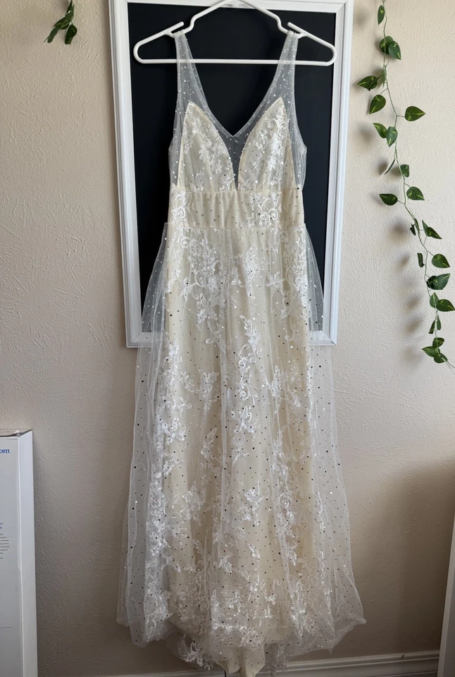 Vestido creme e transparente - Imagem 2 de 4