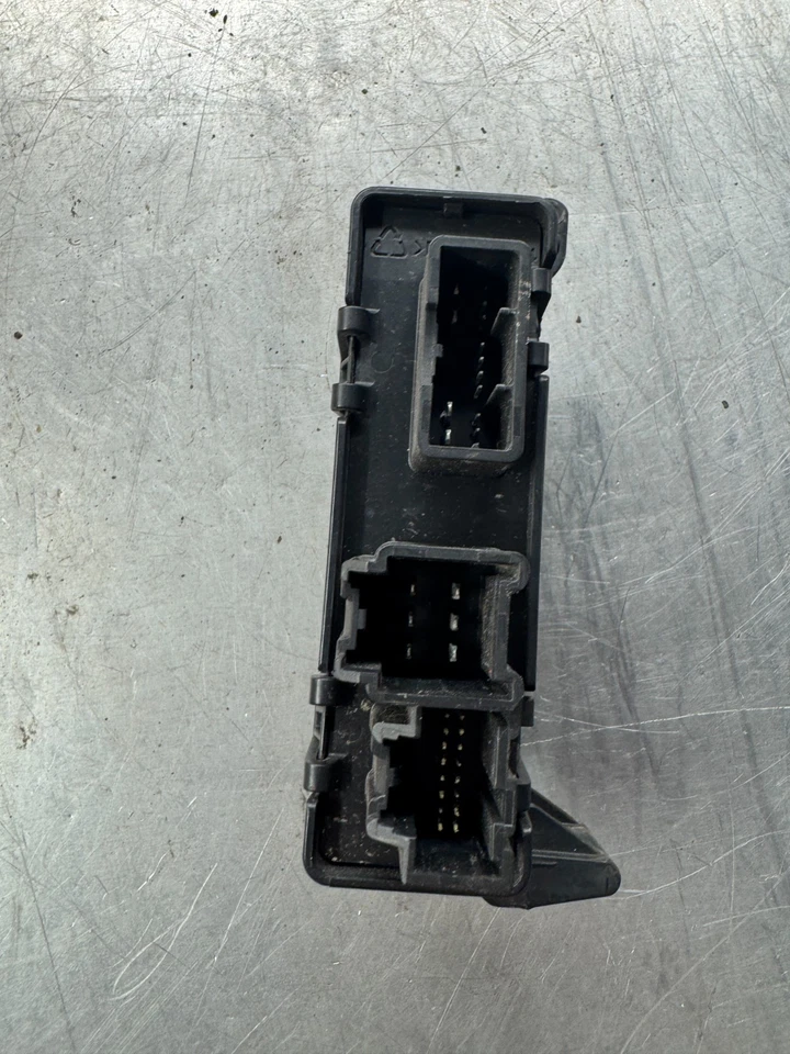 Оригинальный модуль управления подъемной дверью задней двери 2018–2019 GMC Acadia Denali 84233603 - Изображение 4 из 4