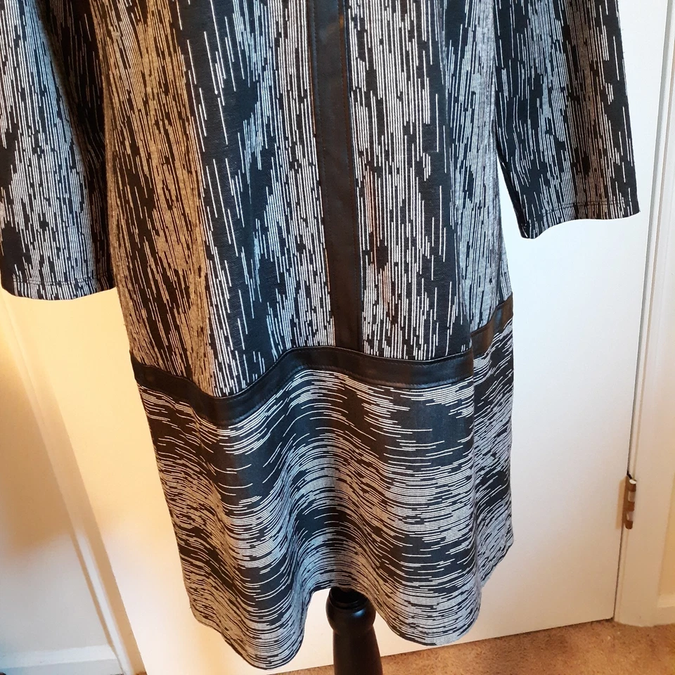 Vestido Maggy London Negro Blanco Tejido Imitación Cuero Acento Codo Parches Talla 12  Foto 4 de 4