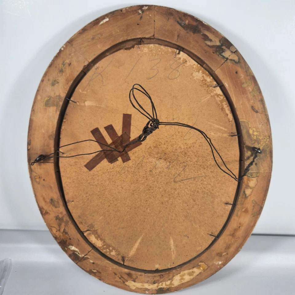 Antiguo marco ovalado de vidrio burbuja soldado uniforme de guerra color madera Foto 3 de 4