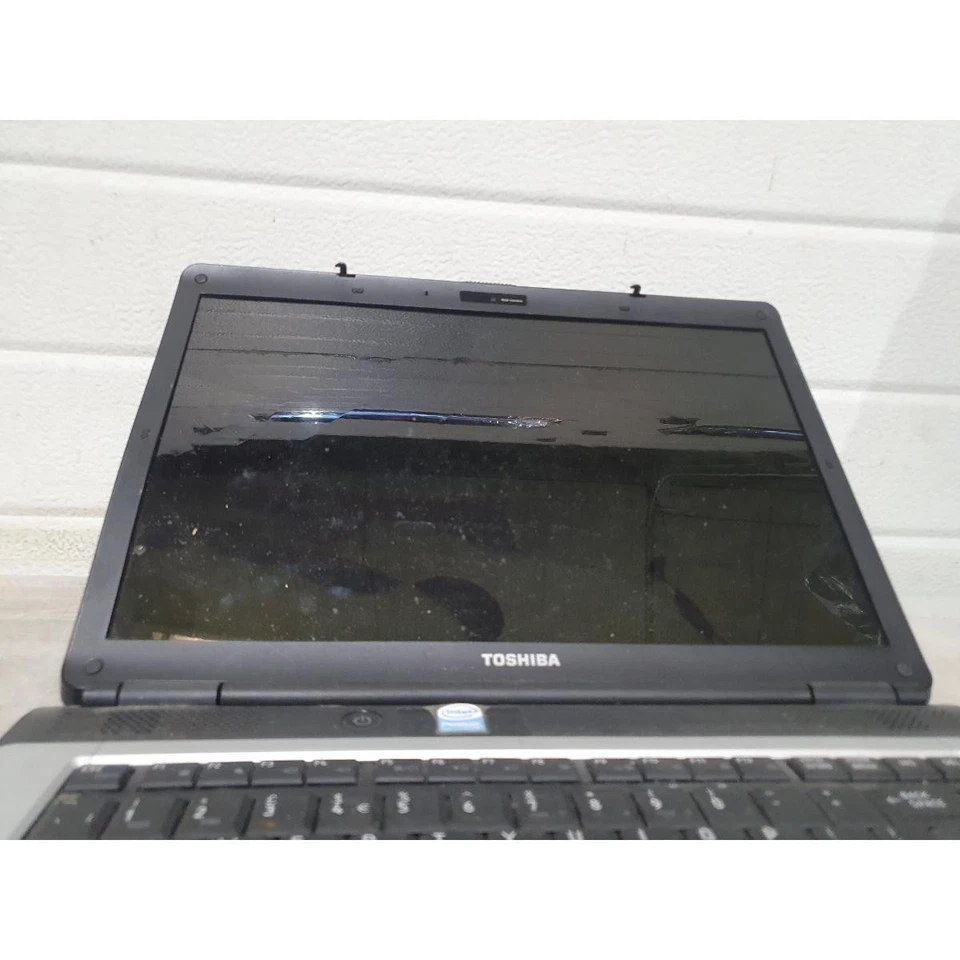 Toshiba Equium L300-17Q PSLB2E-007004KS Laptop Silver Intel Pentium - For Parts - Image 2 of 4