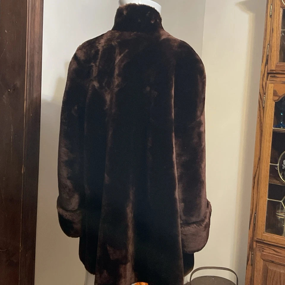 Abrigo de piel Mouton vintage años 60 marrón oscuro corto pesado denso lujoso talla pequeña Foto 2 de 4