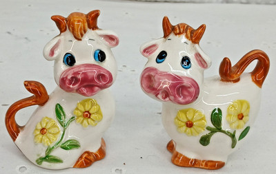 RARE PY JAPAN ANTHROPOMORPHIC DAISY COWS SALT & PEPPER SHAKERS FREE SHIPPING