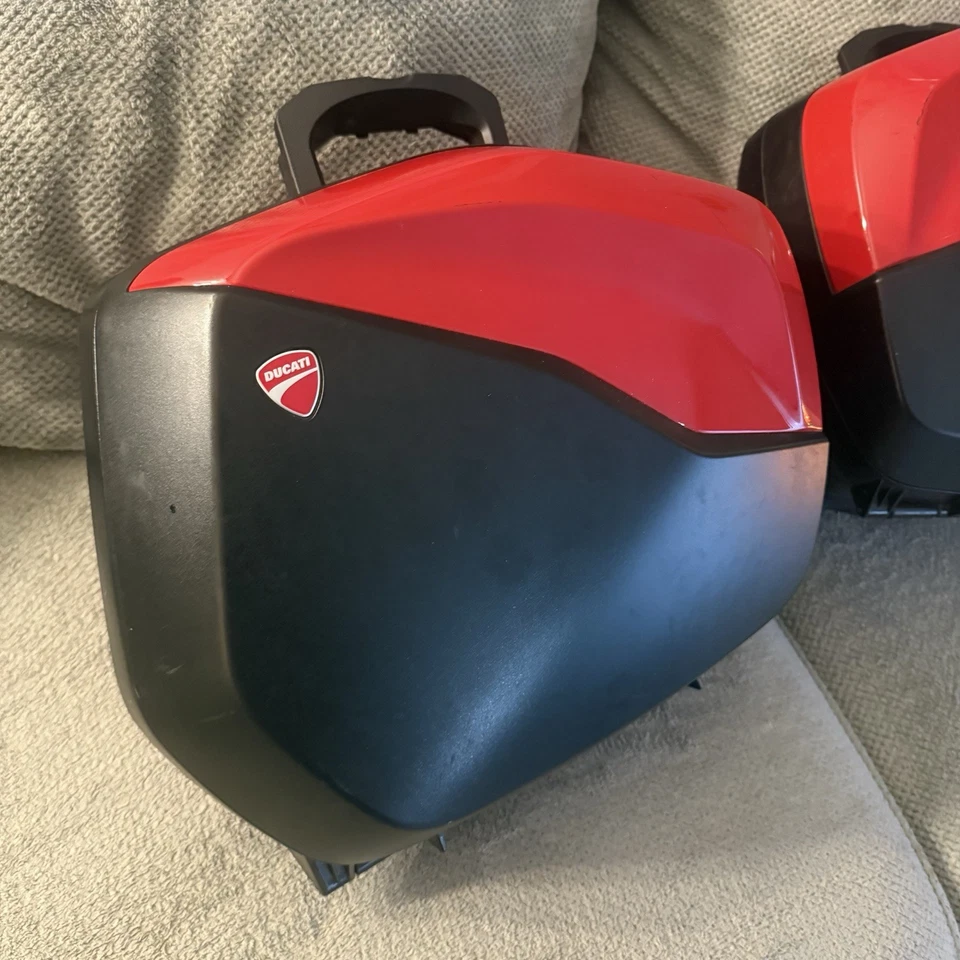 Alforjas laterales de equipaje Ducati usadas rojas Multistrada V4 Foto 3 de 4