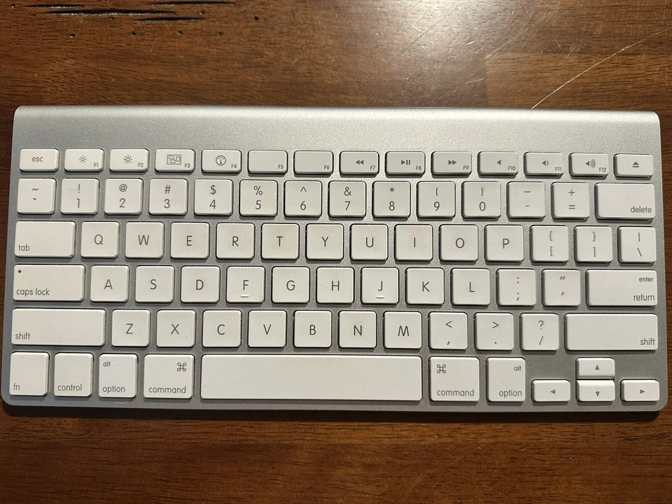 Apple A1314 & A1296 Wireless Keyboard and Mouse Combo - White (1st Generation) - Image 3 of 4