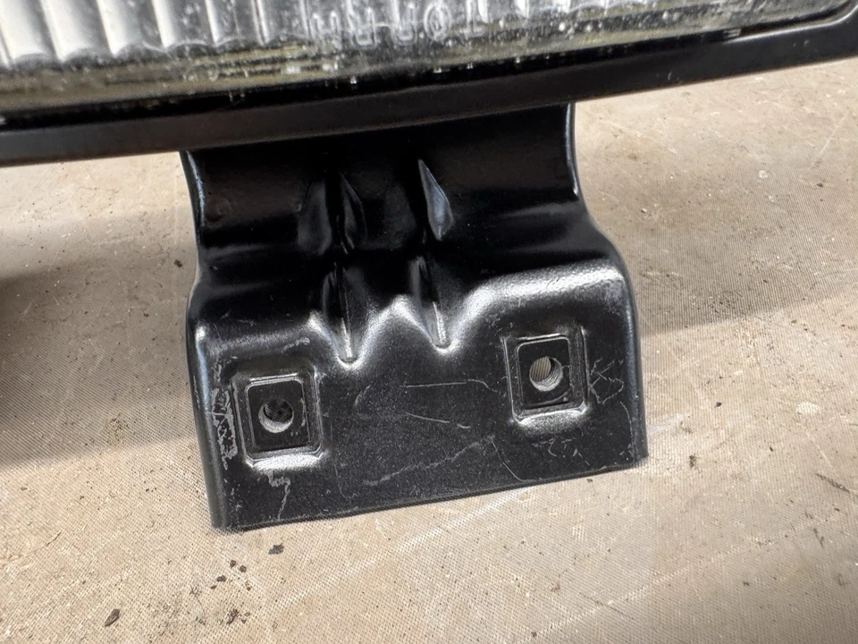 Soportes de montaje de faros antiniebla RS IROC Z28 1985-1992 Chevrolet Camaro Z/28 OEM Foto 4 de 4