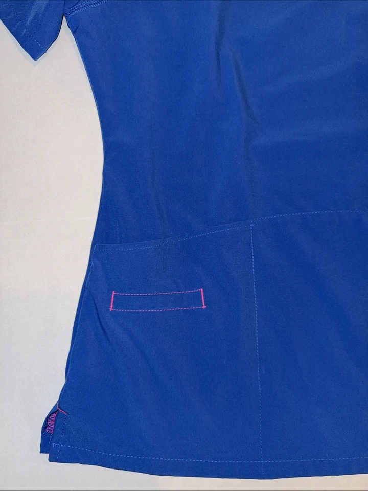 Blusa Médica Smitten Azul Cuello en V Para Mujer Talla SML Bolsillos Acentos Rosa Caliente Foto 2 de 4