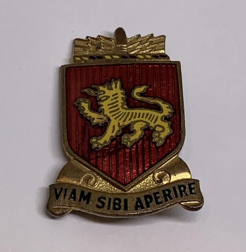 WW2 WWII Military 68th Field Artillery 1st Armored DUI Crest Screwback Pin (211)