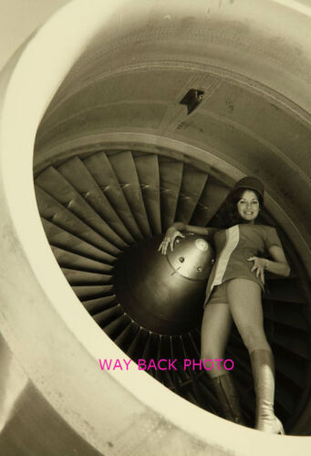 5" by 7" PHOTO REPRINT OF PSA AIRLINES FLIGHT ATTENDANT - SUGGESTIVE POSE - Picture 1 of 1
