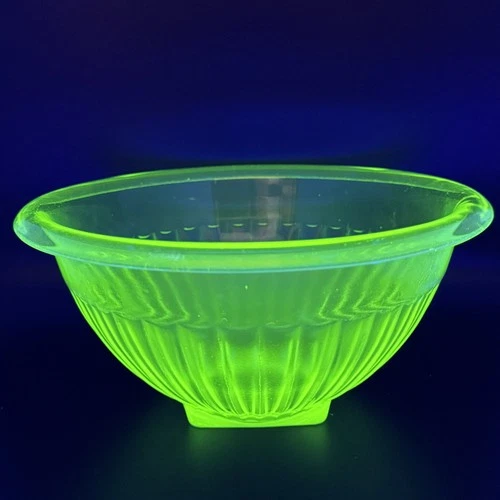 New ListingUranium Vaseline Glass Mixing Bowl 8" Green Depression UV Glow Vintage