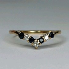 9CT YELLOW GOLD BLUE SAPPHIRE DIAMOND CLASSIC WISHBONE SHAPED V BAND RING SIZE O