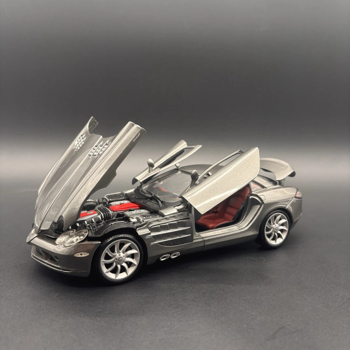 Maisto Mercedes-Benz 1:18 Scale Diecast Cars, Trucks & Vans for