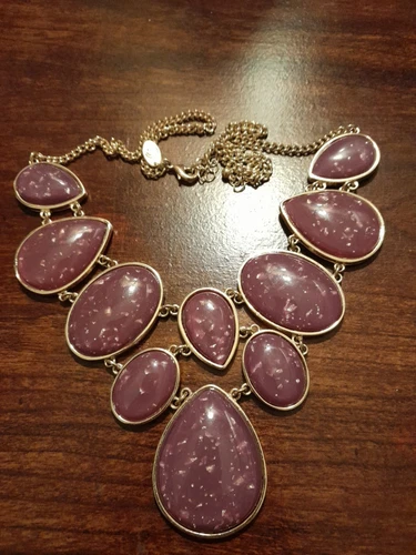 VETEMENTS Collana Charlie Viola Acrilico Dichiarazione