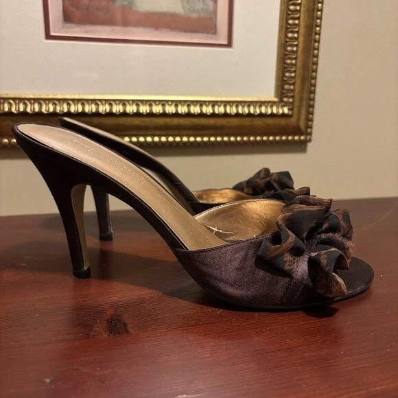 Enzo Angiolini Aedeka marrom cetim estampa animal chiffon babado biqueira aberta salto 8 - Imagem 2 de 4