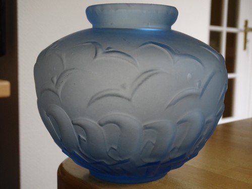 ANCIEN VASE VERRE MOULER PRESSER BLEU DEPOLI DECOR MOUETTES MER VAGUES ht 15 cm - Picture 2 of 9
