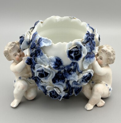 Sitzendorf Cherubs antike deutsche Schale blaue Rosen gemarkt Sockel 10 cm hoch 19. Jh.