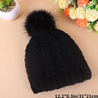 Un Uomo E Una Donna In Un Cappello Tricottato Con I Pom-poms Della