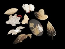 9x Brosche Perlmutt und B&uuml;ffelhorn Schnitzerei,Jagd,Wandern,tracht