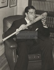 JOE DIMAGGIO SALUTES BASEBALL BAT NEW YORK YANKEES 8.5X11 CANVAS PHOTO