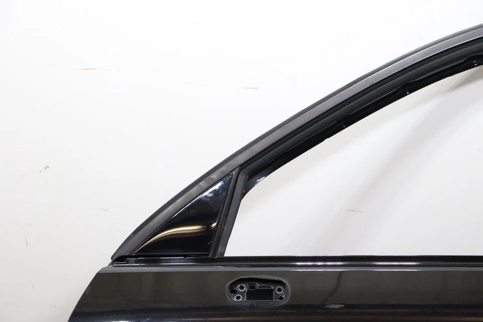 Volvo XC40 2019-2025 panel de carcasa de puerta delantera izquierda del lado del conductor OEM negro_UD70 Foto 4 de 4