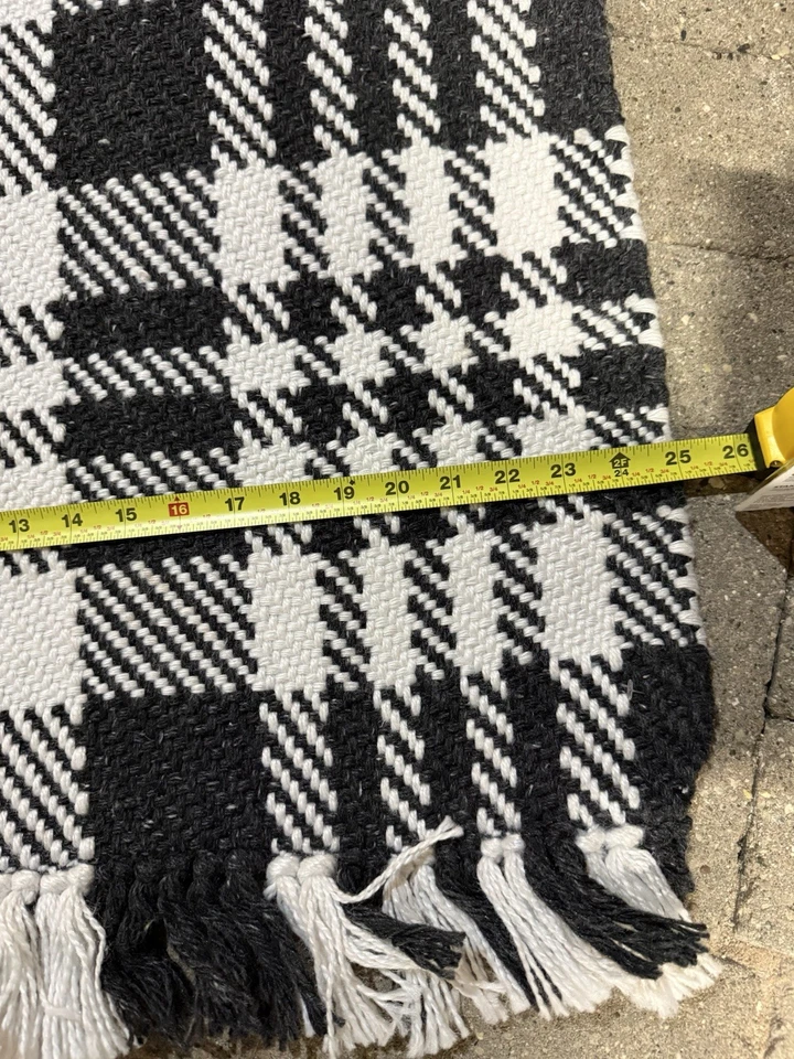 Area Accent Rug Modern/Contemporary Black And White /Target 25”x38” Ivory - Image 3 of 4