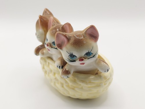 Vintage Kitsch Trio Of Kittens In A Woven Basket Ceramic Figure - Picture 7 of 8