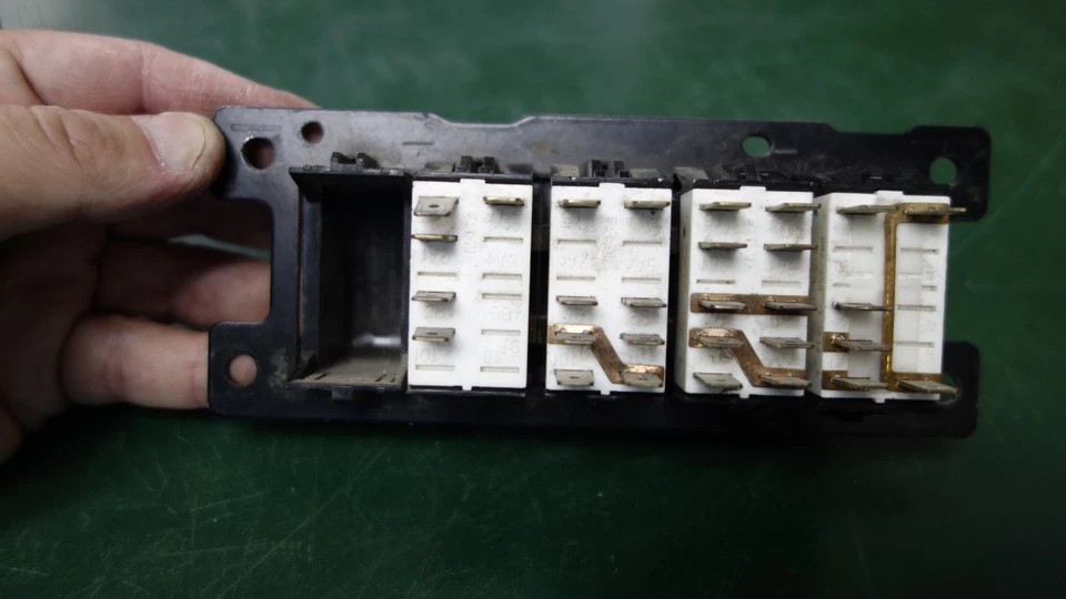 Kenworth T680开关面板带四个开关 — 第 2/2 张图片