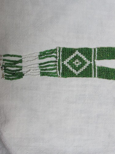 Antiguo collar de hechizos nativos americanos con cuentas de micro vidrio HOLO verde blanco - Imagen 3 de 7