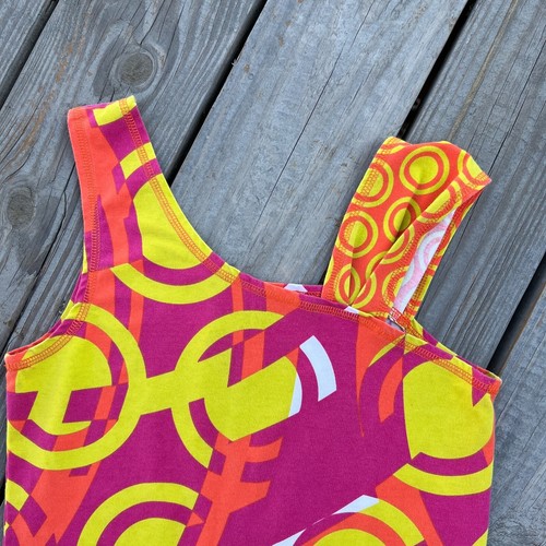 Camiseta sin mangas asimétrica TITLE NINE Mod geométrica. Naranja, rosa, lima. Talla Pequeña S - Imagen 8 de 8