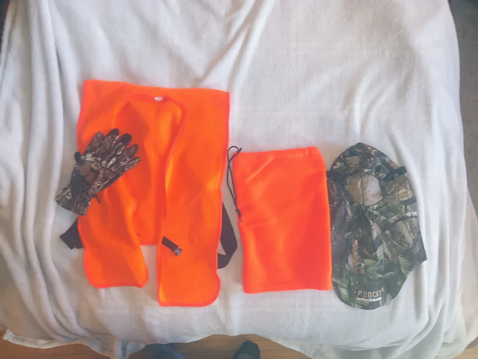 Cabelas whitetail clothing Hunting Apparel  - Image 3 of 4