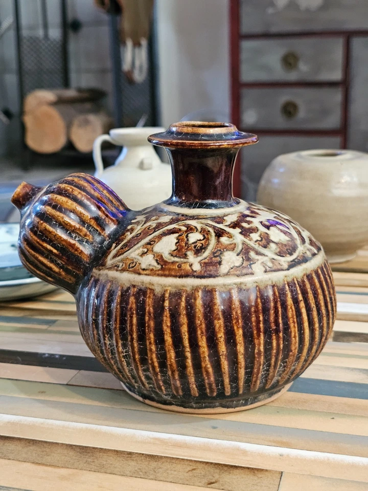 Buque Kendi esmaltado del sudeste asiático temprano Sawankhalok Foto 4 de 4