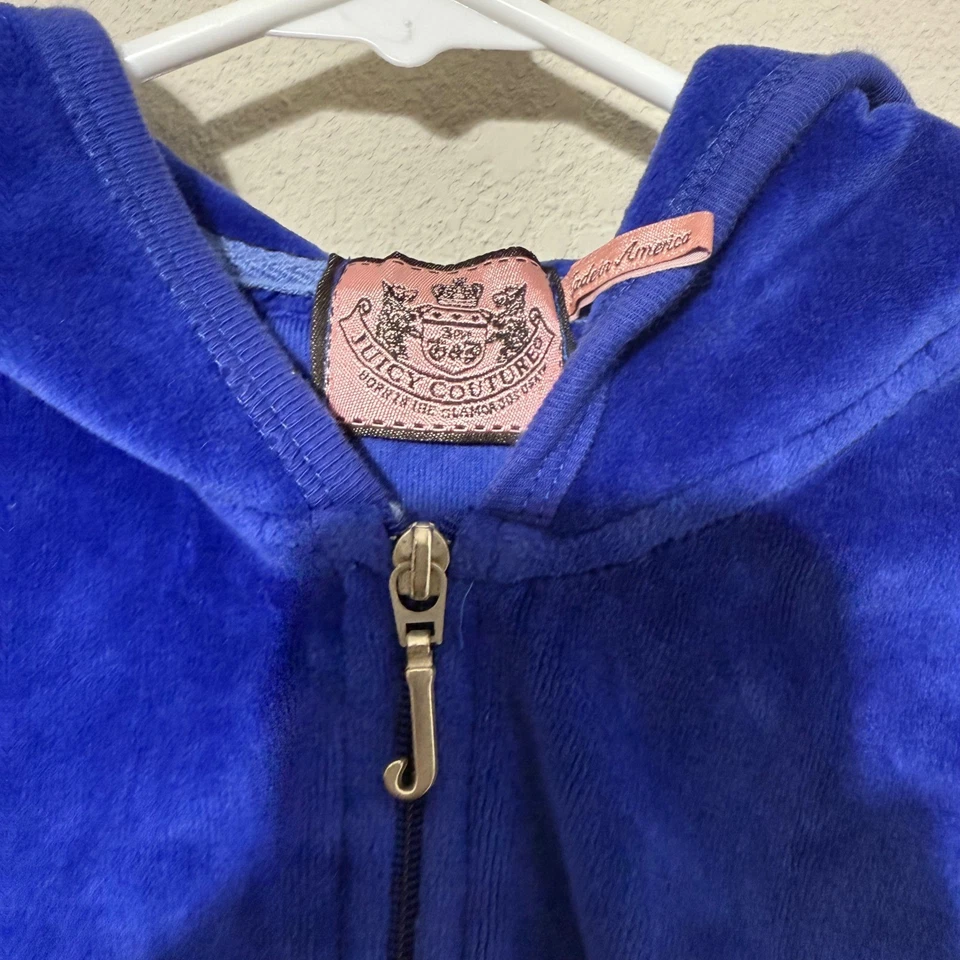 Sudadera con capucha y2K Juicy Couture azul real de terciopelo con cremallera para mujer pequeña gráfica dorada de colección Foto 3 de 4