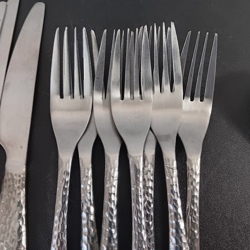 Juego de ropa plana Heritage Silversmiths de 35 piezas de acero inoxidable martillado - Imagen 9 de 12