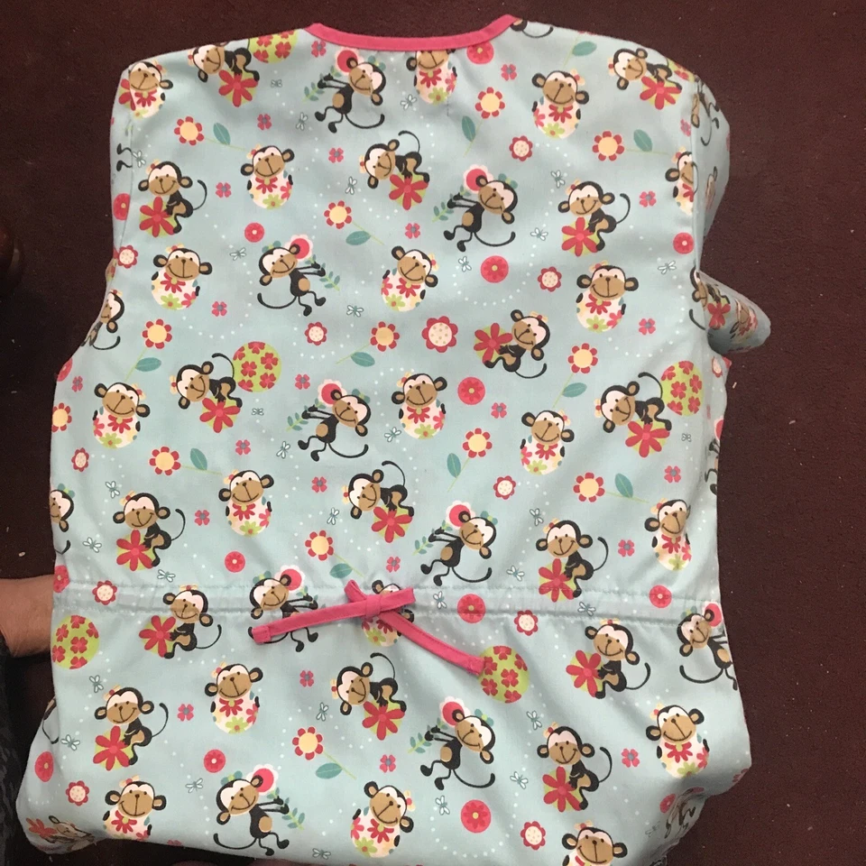 Blusa Médica Beverly Hills para Mujer Talla Mediana. Azul claro con ribete de mono y rosa Foto 3 de 3